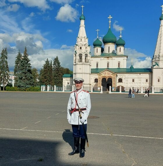 Городовой в белой форме у церкви Ильи Пророка в историческом центре Ярославля