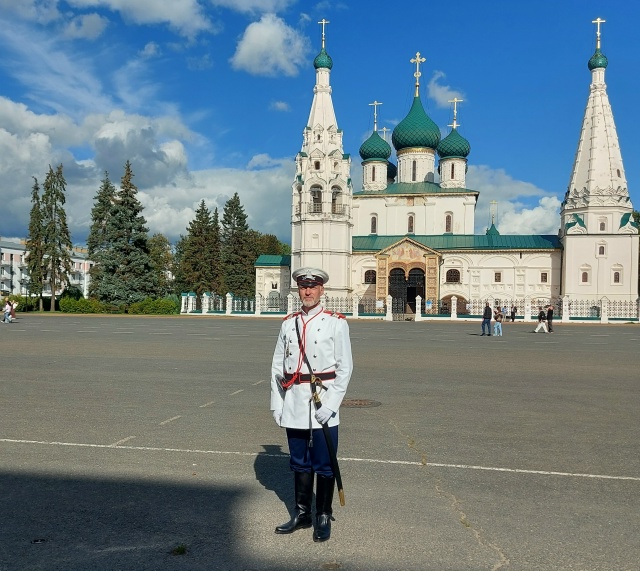 Городовой в белой форме у церкви Ильи Пророка в историческом центре Ярославля