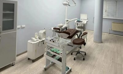 Стоматологический кабинет с креслом, медицинским оборудованием и инструментами