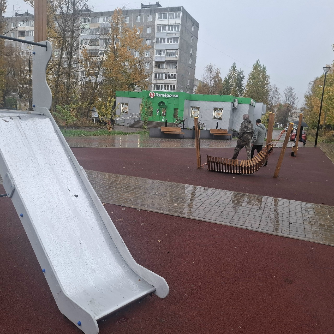 Повреждённая горка на детской площадке у магазина в Ярославской области