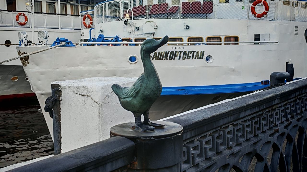 Бронзовая скульптура утки на набережной перед теплоходом «Башкортостан»