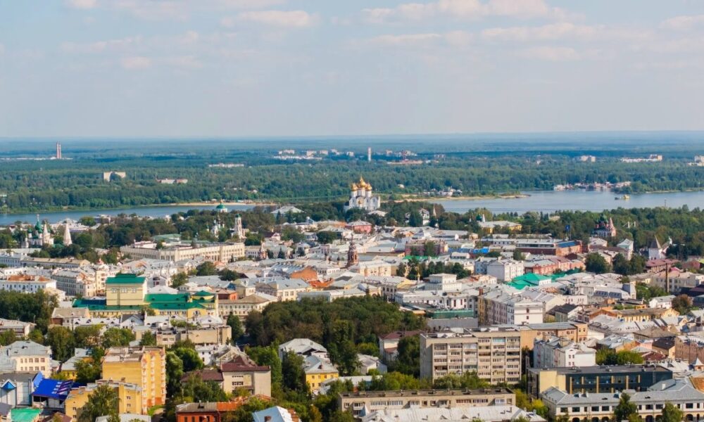 Панорамный вид на исторический центр Ярославля и реку Волгу