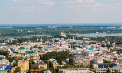 Панорамный вид на исторический центр Ярославля и реку Волгу