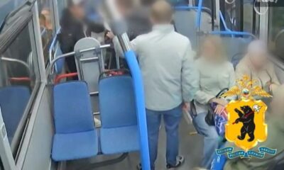 Пассажиры в салоне автобуса во время конфликта