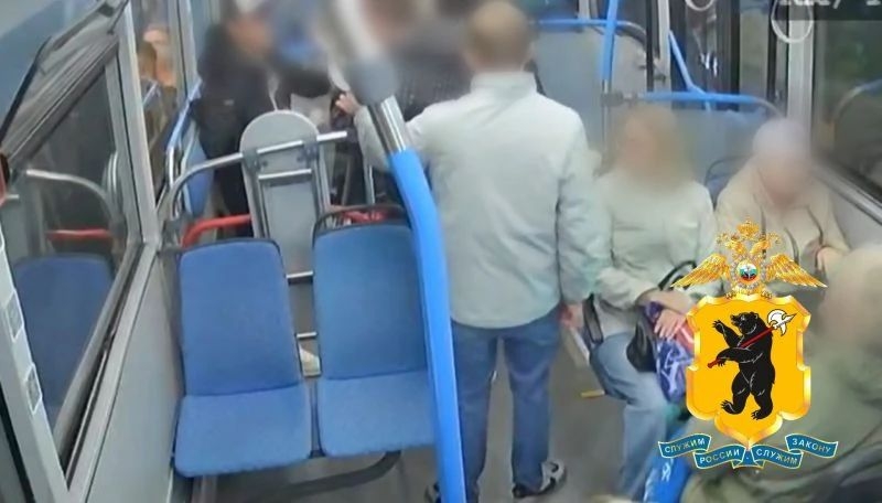 Пассажиры в салоне автобуса во время конфликта