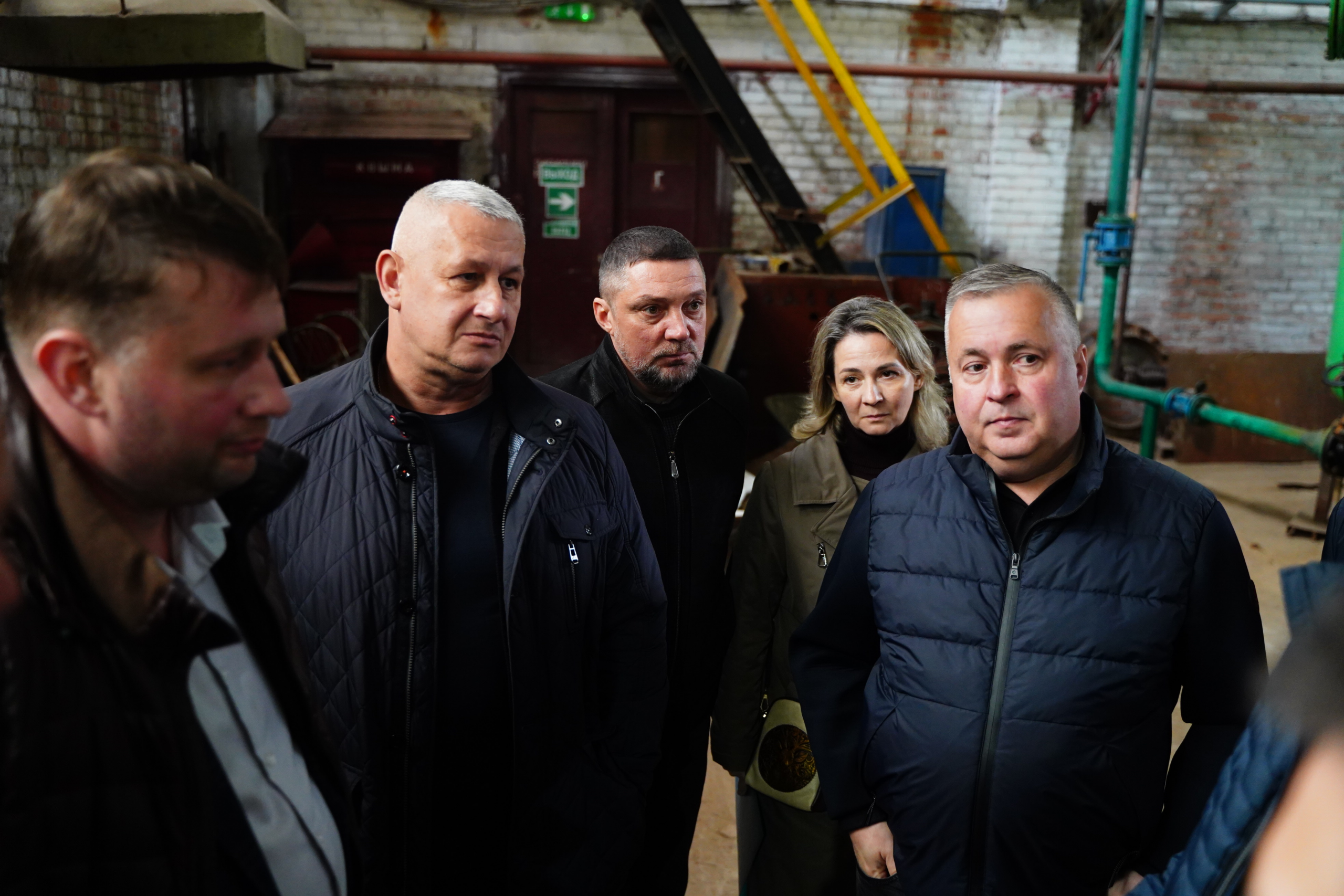 Депутаты осматривают оборудование котельной в поселке Константиновский