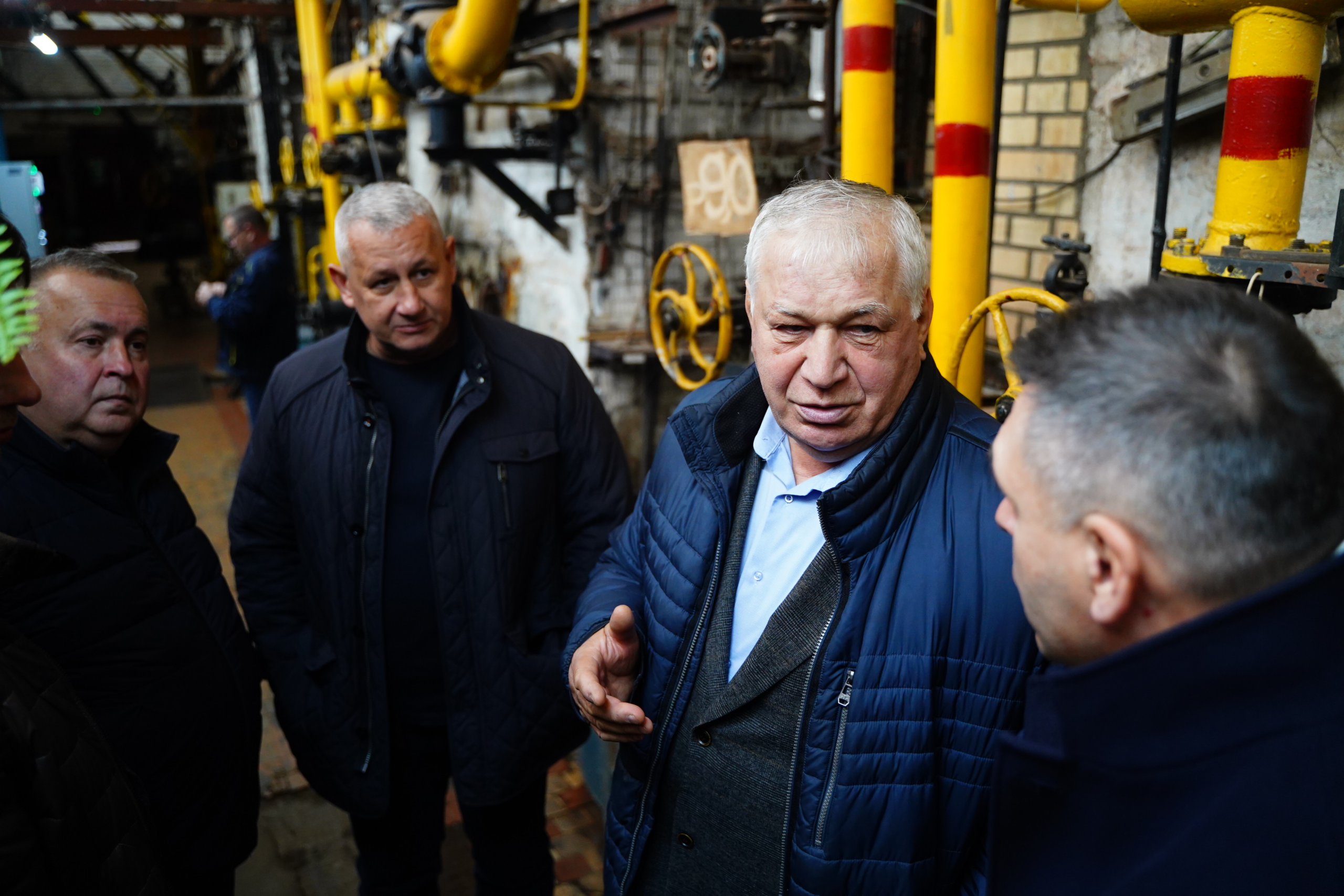 Депутаты осматривают оборудование котельной в поселке Константиновский