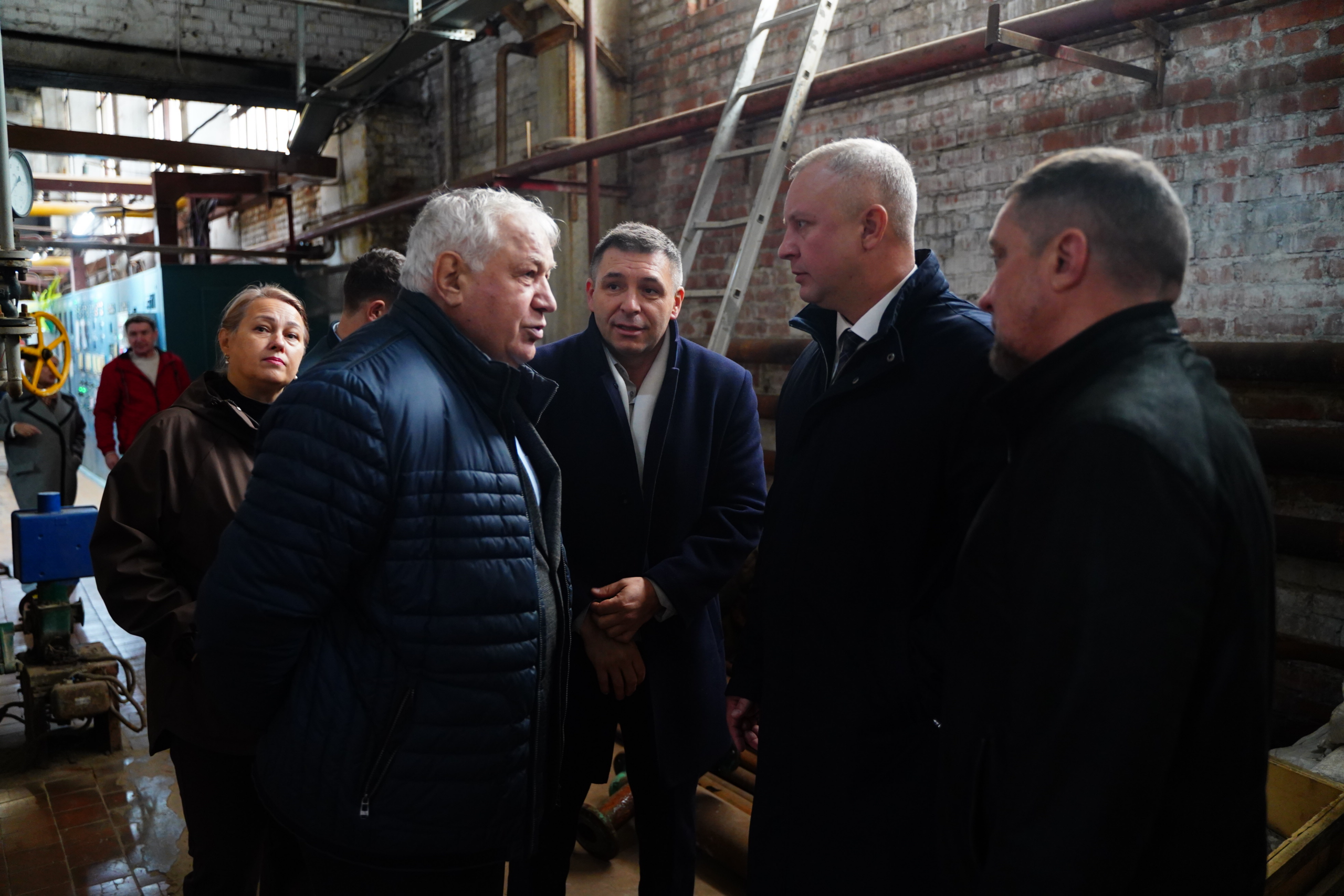 Депутаты осматривают оборудование котельной в поселке Константиновский