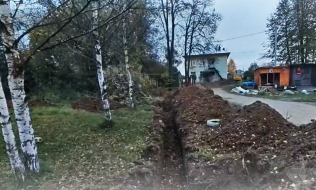 Траншея и отвалы грунта у жилых домов в Красных Ткачах