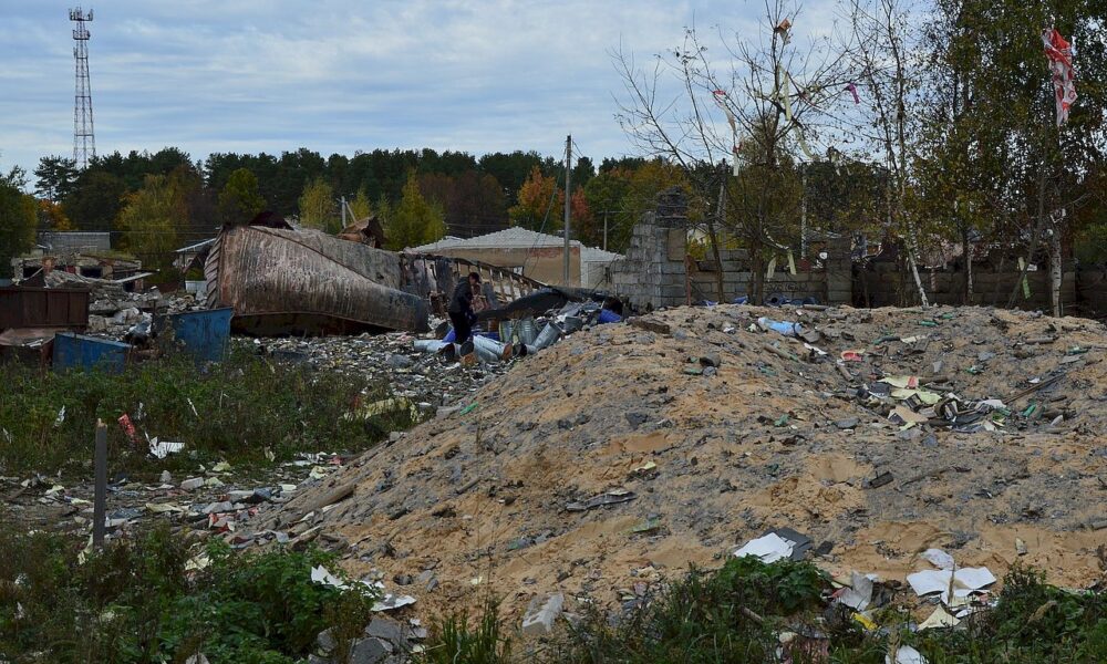 Разрушенная территория завода петард в Кубринске после взрыва