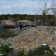 Разрушенная территория завода петард в Кубринске после взрыва