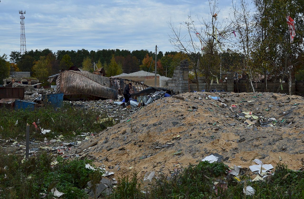 Разрушенная территория завода петард в Кубринске после взрыва