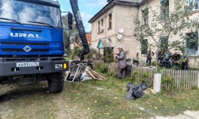Грузовик с манипулятором и спасатели у жилого дома в Кубринске