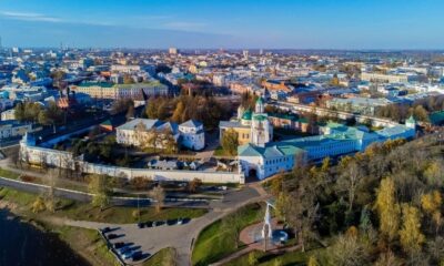 Панорама Ярославля с видом на Спасо-Преображенский монастырь и городскую застройку