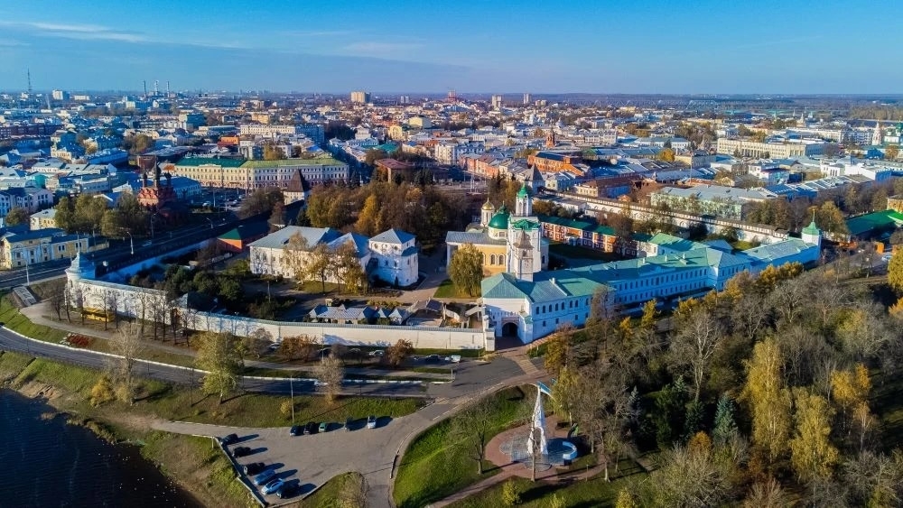 Панорама Ярославля с видом на Спасо-Преображенский монастырь и городскую застройку