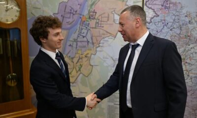 Михаил Евраев вручил ярославскому боксеру Вячеславу Рогозину Почетный знак Мельгунова