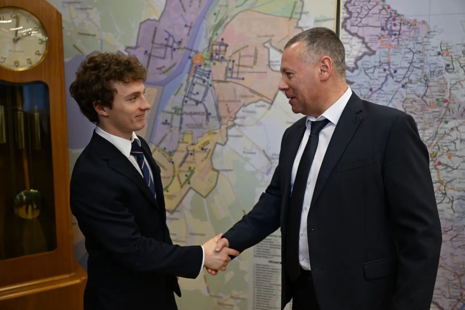 Михаил Евраев вручил ярославскому боксеру Вячеславу Рогозину Почетный знак Мельгунова
