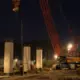 Ночное строительство моста через Волгу: кран и бетонные опоры