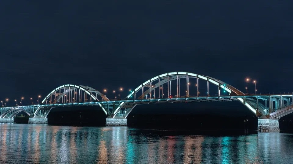 Волжский мост в Рыбинске с ночной подсветкой над рекой