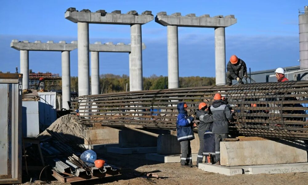 Строители монтируют арматурный каркас опоры третьего моста через Волгу в Ярославле
