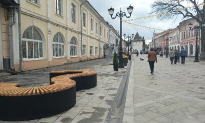 Пешеходная улица в центре Ярославля с историческими зданиями, фонарями и прохожими