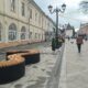 Пешеходная улица в центре Ярославля с историческими зданиями, фонарями и прохожими