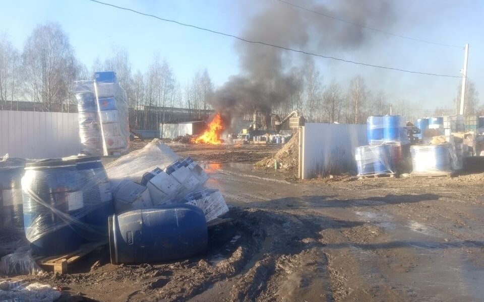 Горящие отходы и чёрный дым на площадке с пластиковыми бочками