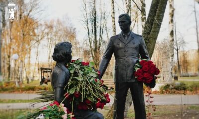 Памятник курсанту и невесте с букетами красных роз в Юбилейном парке Ярославля