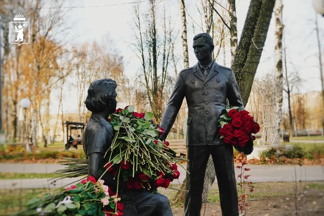 Памятник курсанту и невесте с букетами красных роз в Юбилейном парке Ярославля