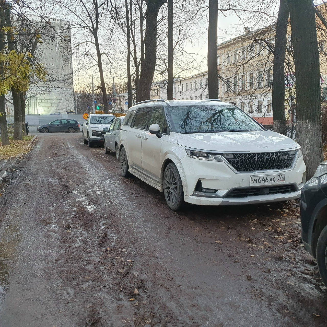 Припаркованные автомобили на Первомайском бульваре в Ярославле
