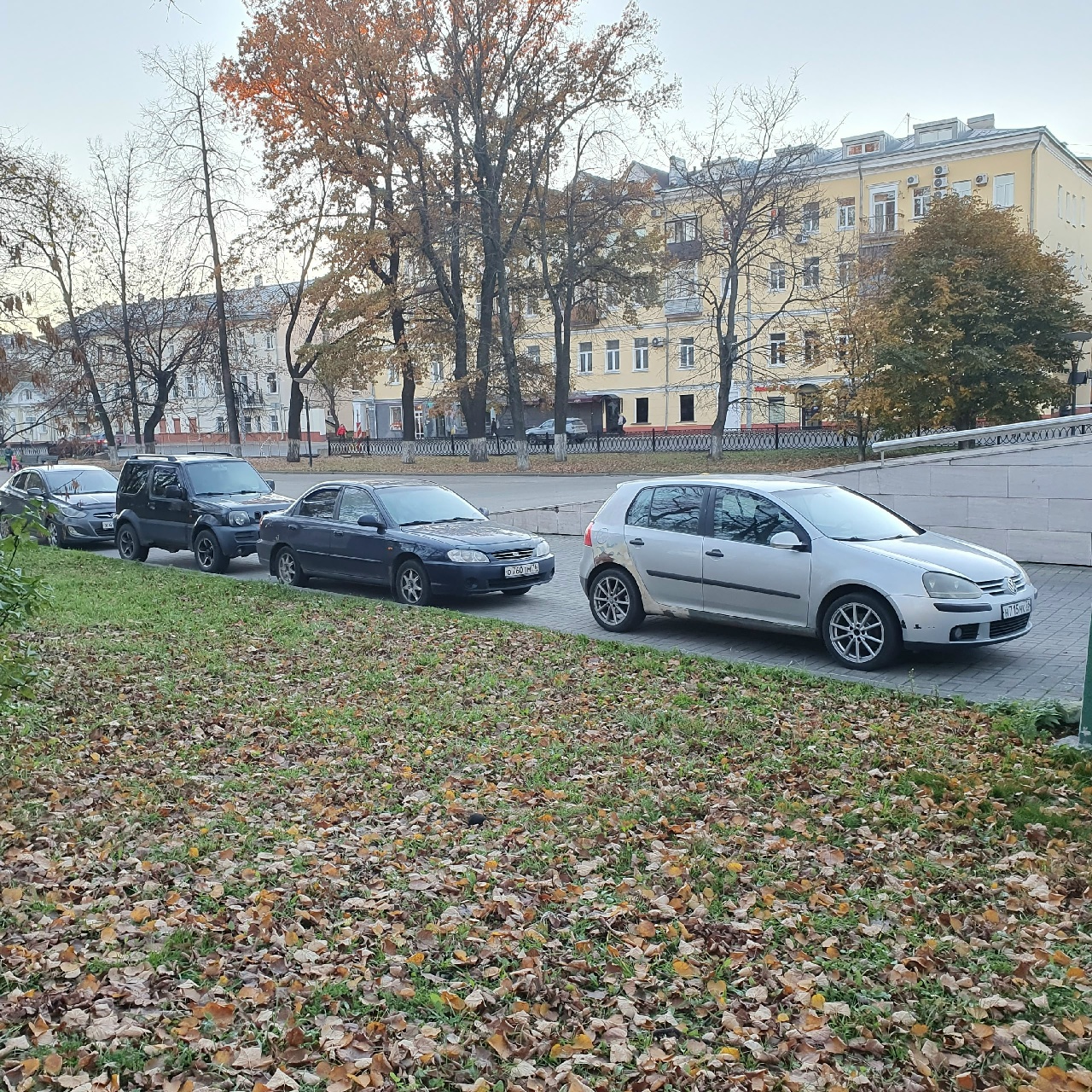 Припаркованные автомобили у Первомайского бульвара в Ярославле