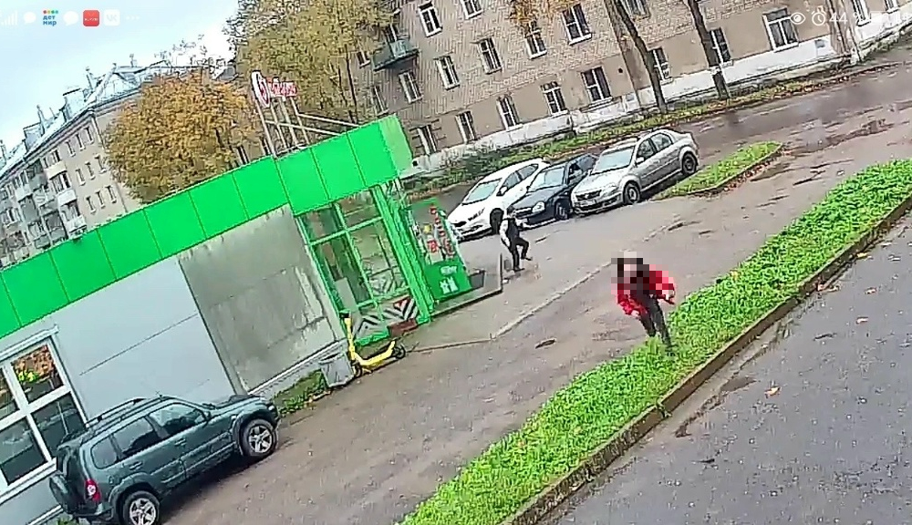 Кадр с камеры наблюдения: два человека у здания и припаркованных автомобилей