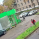Кадр с камеры наблюдения: два человека у здания и припаркованных автомобилей