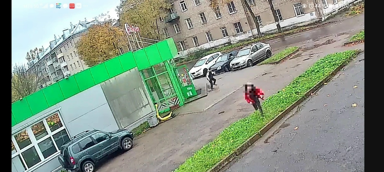 Кадр с камеры наблюдения: два человека у здания и припаркованных автомобилей