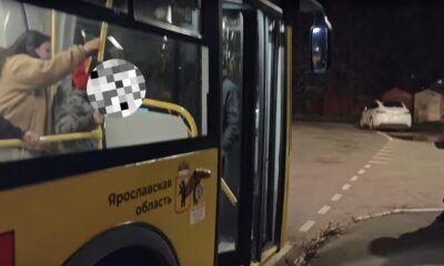 Ребёнок с закрытым лицом выходит из автобуса в Ярославской области ночью