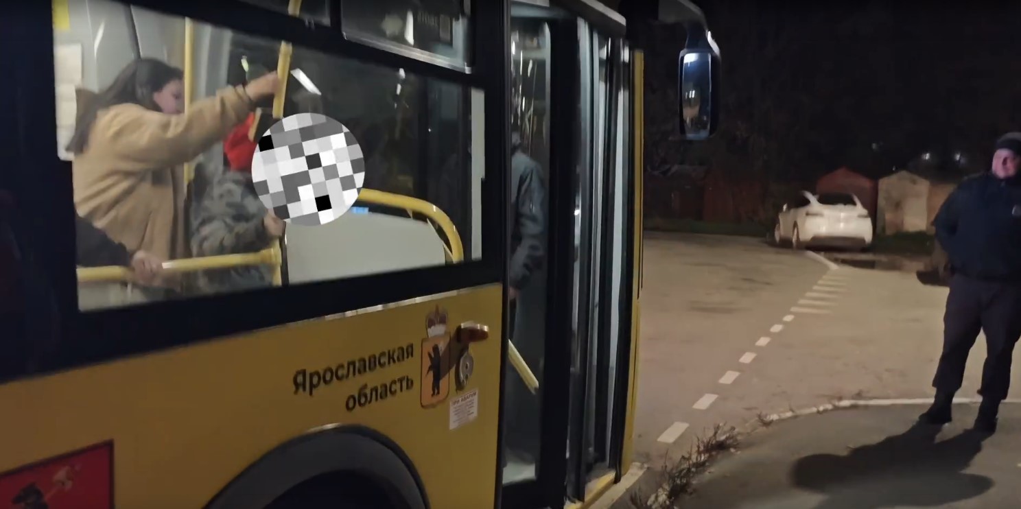 Ребёнок с закрытым лицом выходит из автобуса в Ярославской области ночью
