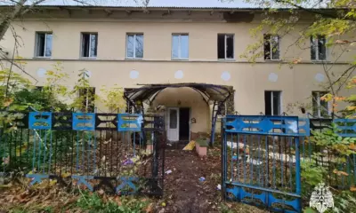 Заброшенное двухэтажное здание в Ярославле с пустыми окнами и ограждением