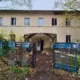 Заброшенное двухэтажное здание в Ярославле с пустыми окнами и ограждением