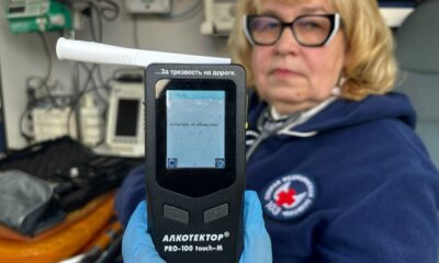 Сотрудница показывает алкотестер с результатом «Алкоголь не обнаружен»