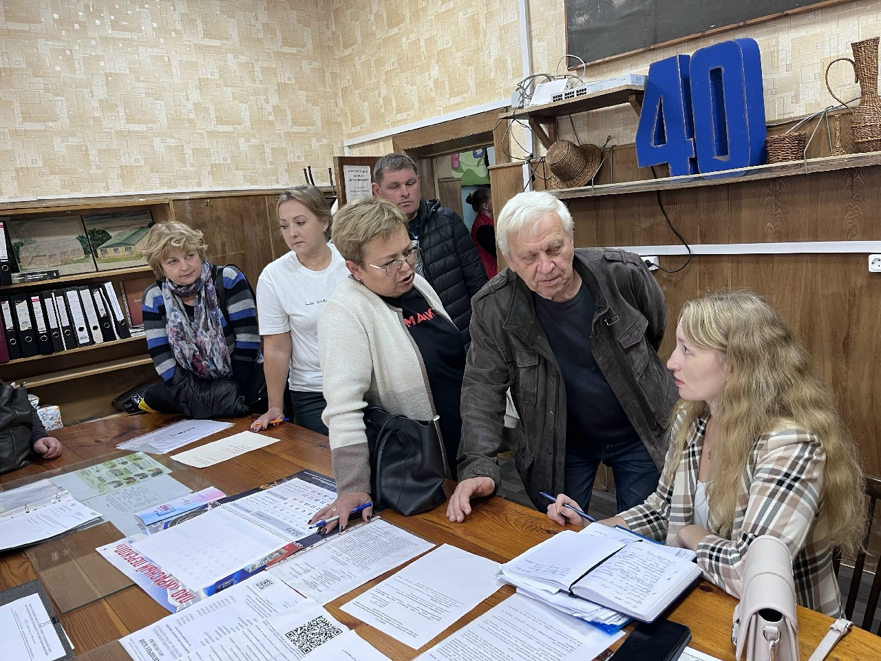 Садоводы обсуждают документы с энергетиками за столом в Ярославской области