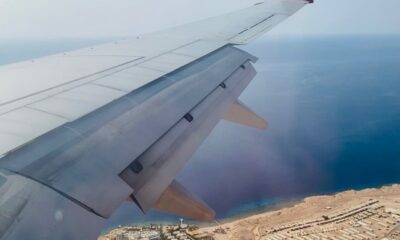 Крыло самолёта над побережьем Красного моря