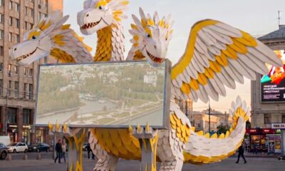 Трёхглавый бело-золотой дракон с экраном на площади Юности в Ярославле