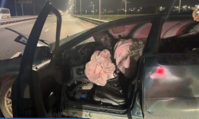 Повреждённый автомобиль с раскрытыми подушками безопасности на ночной дороге