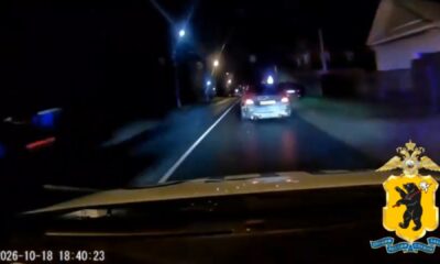 Ночная поездка патрульного автомобиля по городской улице вслед за легковой машиной