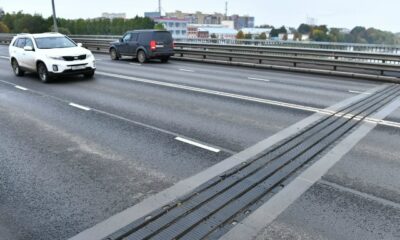 Деформационный шов на проезжей части Октябрьского моста в Ярославле