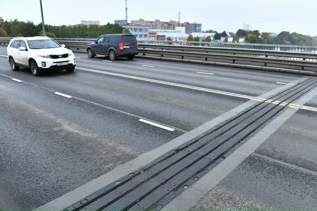 Деформационный шов на проезжей части Октябрьского моста в Ярославле