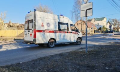 Автомобиль скорой медицинской помощи на городской улице
