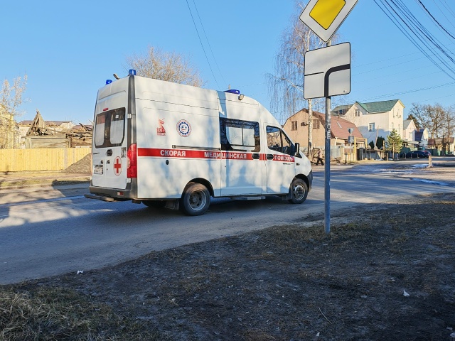 Автомобиль скорой медицинской помощи на городской улице