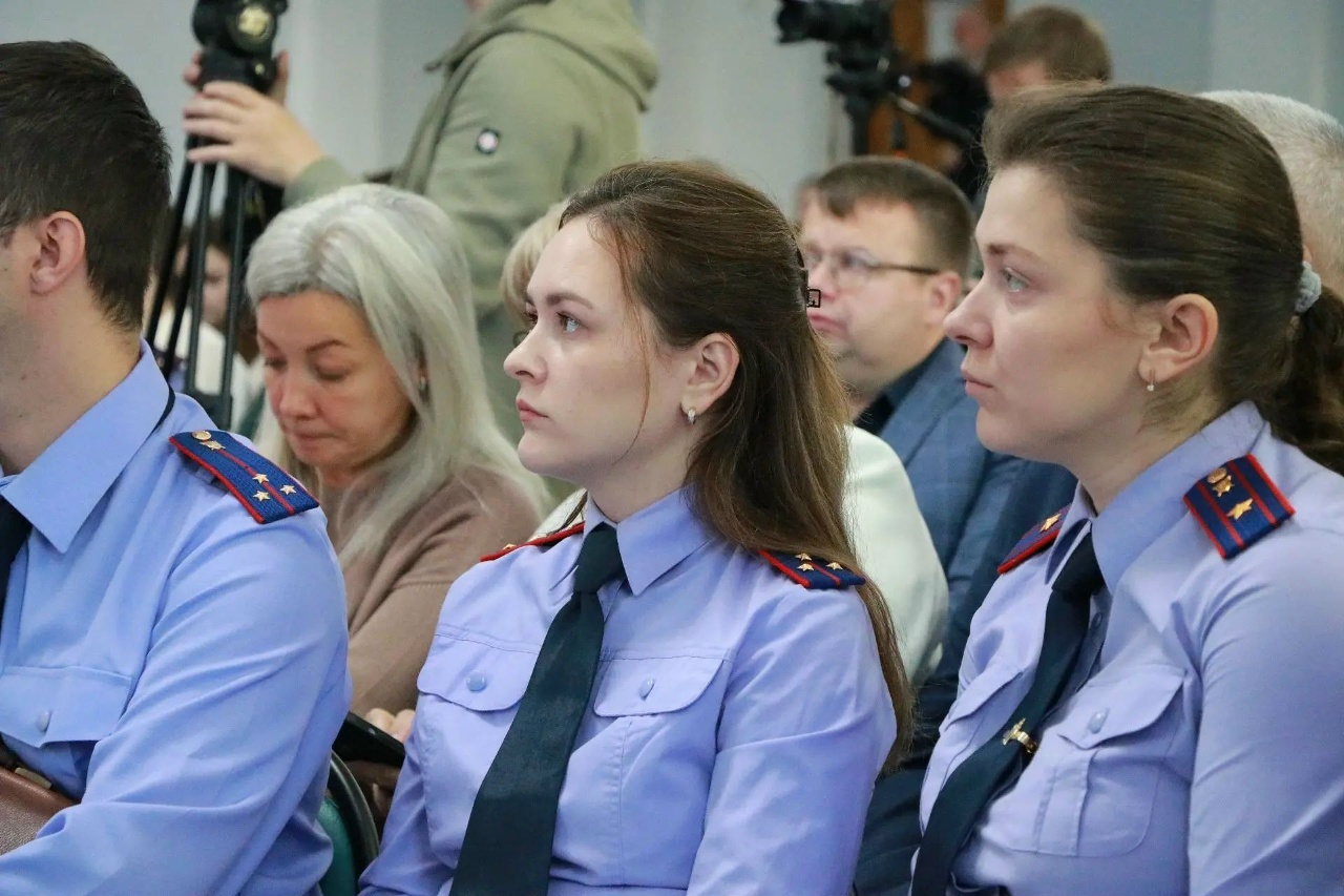 Сотрудники Следственного комитета России в форме на рабочем совещании