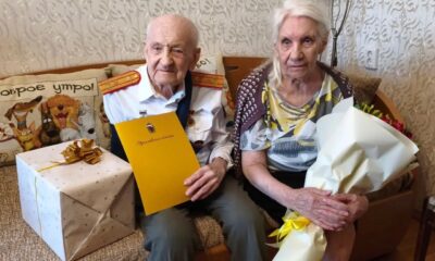 Супруги из Ярославля с подарком, букетом и поздравительным письмом к 70-летию брака